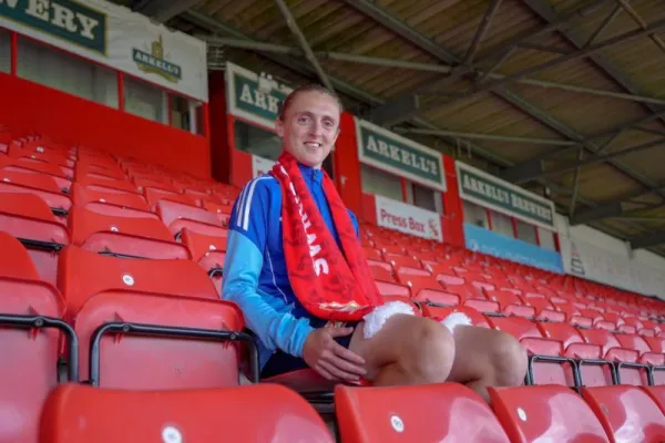 Shannon Albuery Signs!