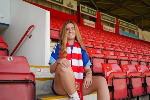 Mia Smith Signs!