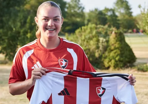 Cheltenham Town Announce The Signing of Fullback Evie Murphy